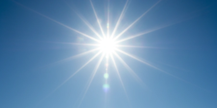 En sol skiner från en klarblå himmel. Det här är lösningen till D-vitamin och vintermörkret. 15 minuter av detta för att få i sig sin dagliga dos. Vilken dundermedicin!