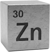 En kub av metallen zink som har instansat dess kemiska beteckning Zn och dess atomnummer 30.