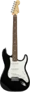 En svart elgitarr. Det ser ut som en Fender Statocaster.
