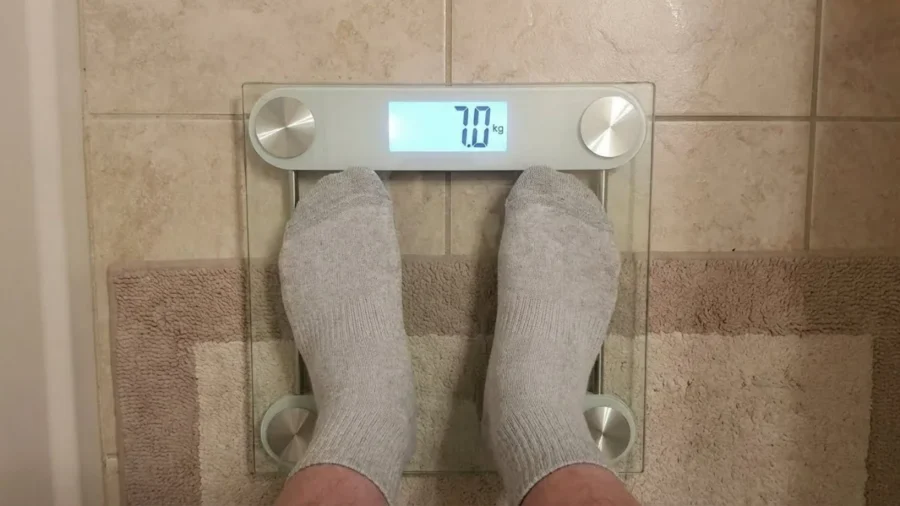 Gå ner 7 kilo på 7 veckor - ett par fötter som står på en våg som visar 7 kilo.