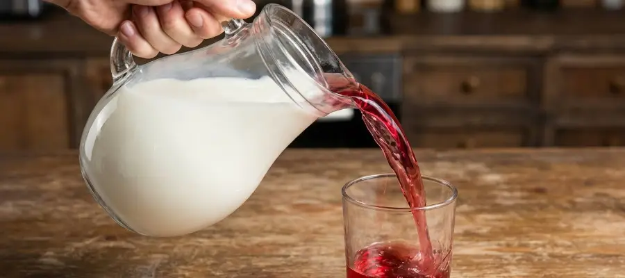 Vad är clear whey? En kanna med mjölk hälls ner i ett glas. Men det som kommer ner i glaset är inte mjölk utan ser mer ut som saft. Vilket magitrick!