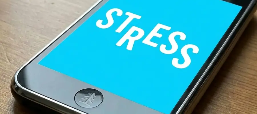 En mobiltelefon med en blå bakgrund med ordet STRESS skrivet på.