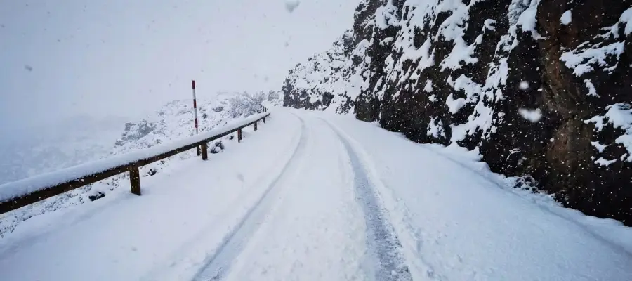 En bild på en snöig väg på Teneriffa.