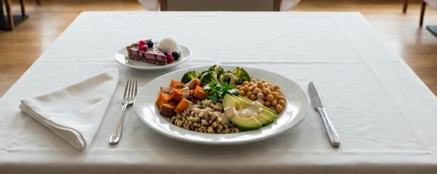 En tallrik med vegansk mat, kikärtor, broccoli, sötpotatis och sallad och en liten vegansk paj till efterrätt.