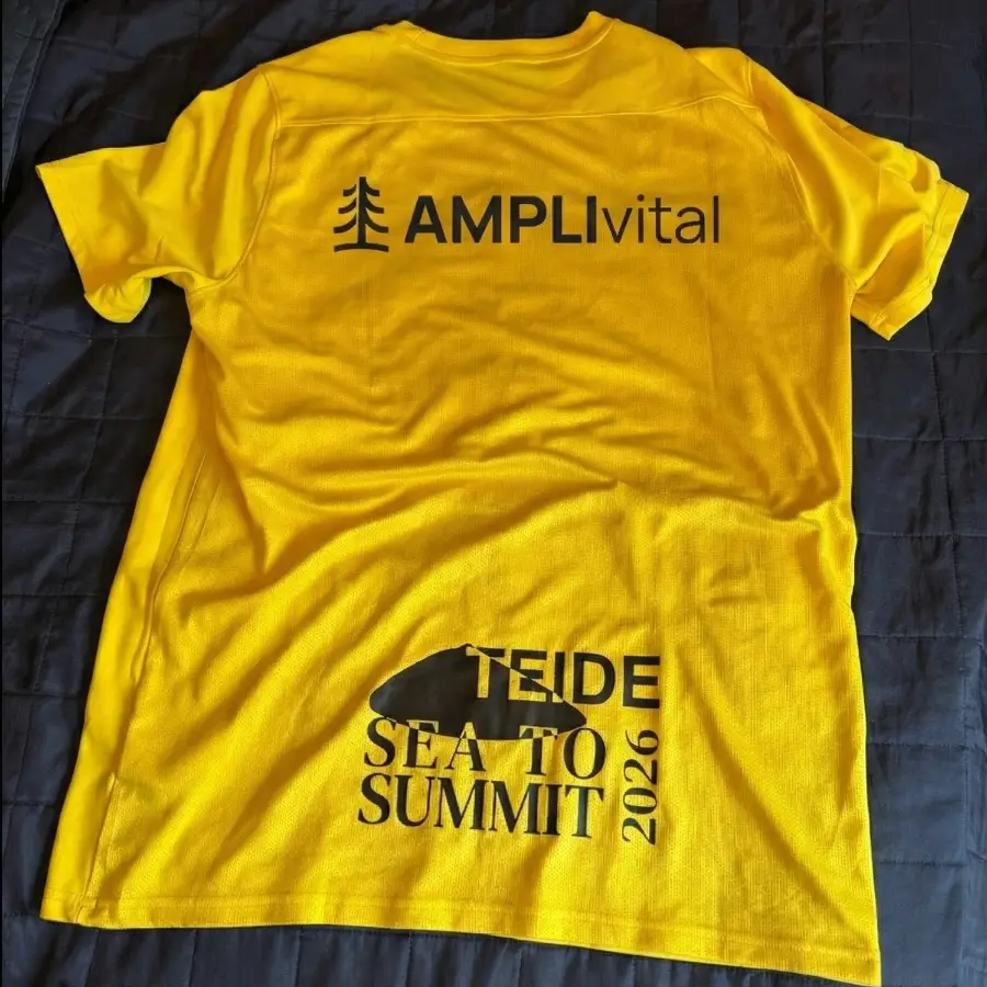 Handsken är kastad, eller T-shirten. En gul T-shirt med texten Teide, Sea to Summit 2026