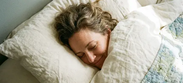 En riktigt tacksam tjej som ligger och sover med ett leende.