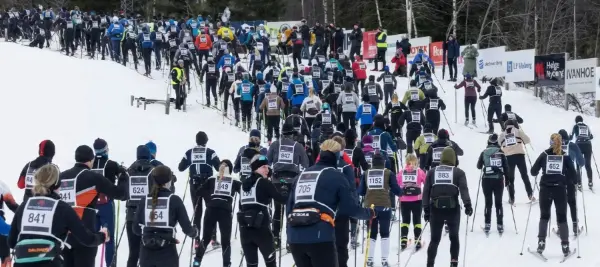 Västgötaloppet i starten. Det var trångt i spåret. Säkert 100 personer tar sig uppför en snöig skidbacke.