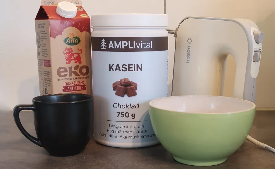 Allt som behövs för att göra en kaseinfluff. Kasein, mjölk och kallt kaffe. En skål och en elvisp