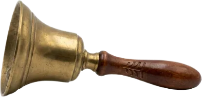 En mässingsbjällra med trähandtag