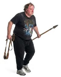 En modern jägare-samlare. En lönnfet, tunnhårig man i sina bästa år springer med ett spjut och en slunga och jagar villebråd iklädd sin bästa Star wars-tröja.
