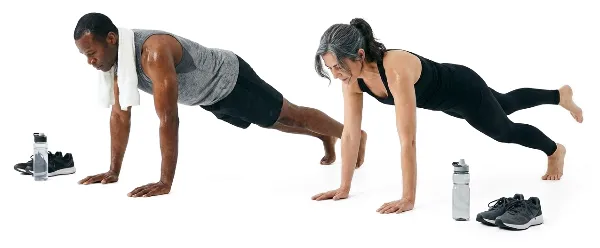 En man och en kvinna tränar ett hårt träningspass. Just nu ser det ut som burpees.