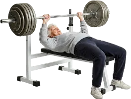En stark gråhårig tant som lyfter 100 kg i bänkpress.
