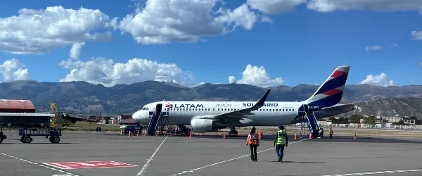 Till Latam Airways i Peru fick man gå till fots över landningsbanan