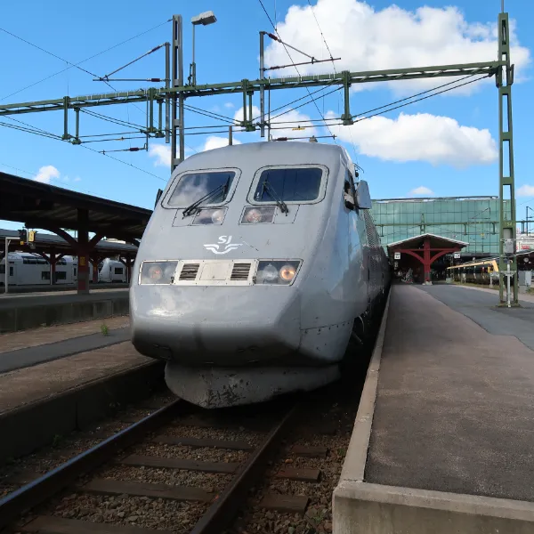 Stockholmståget på Göteborgs Central kan vara början på en budgetsemester om man köper biljetten i tid.