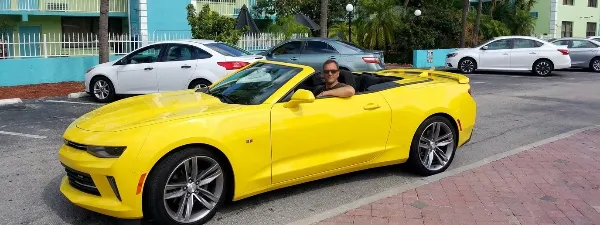 Jag hade bokat en Ford Mustang men när ungarna fick syn på denna pippigula Camaro hojtade de "Bumblebee" och så fick det bli en sådan istället. Tragiskt.