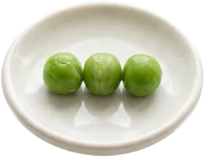 En liten, liten tallrik som bara rymmer tre ärtor.