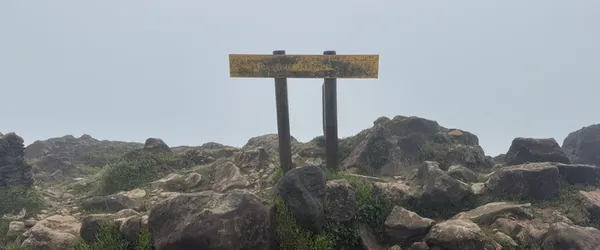 La Decouverte 1467m, står det på skylten. Toppen på vulkanen.