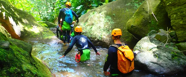 Canyoning, vi går på rad i en bäck